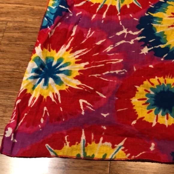 Red tie dye sunburst pattern printed bandana scarf - Picture 5 of 6